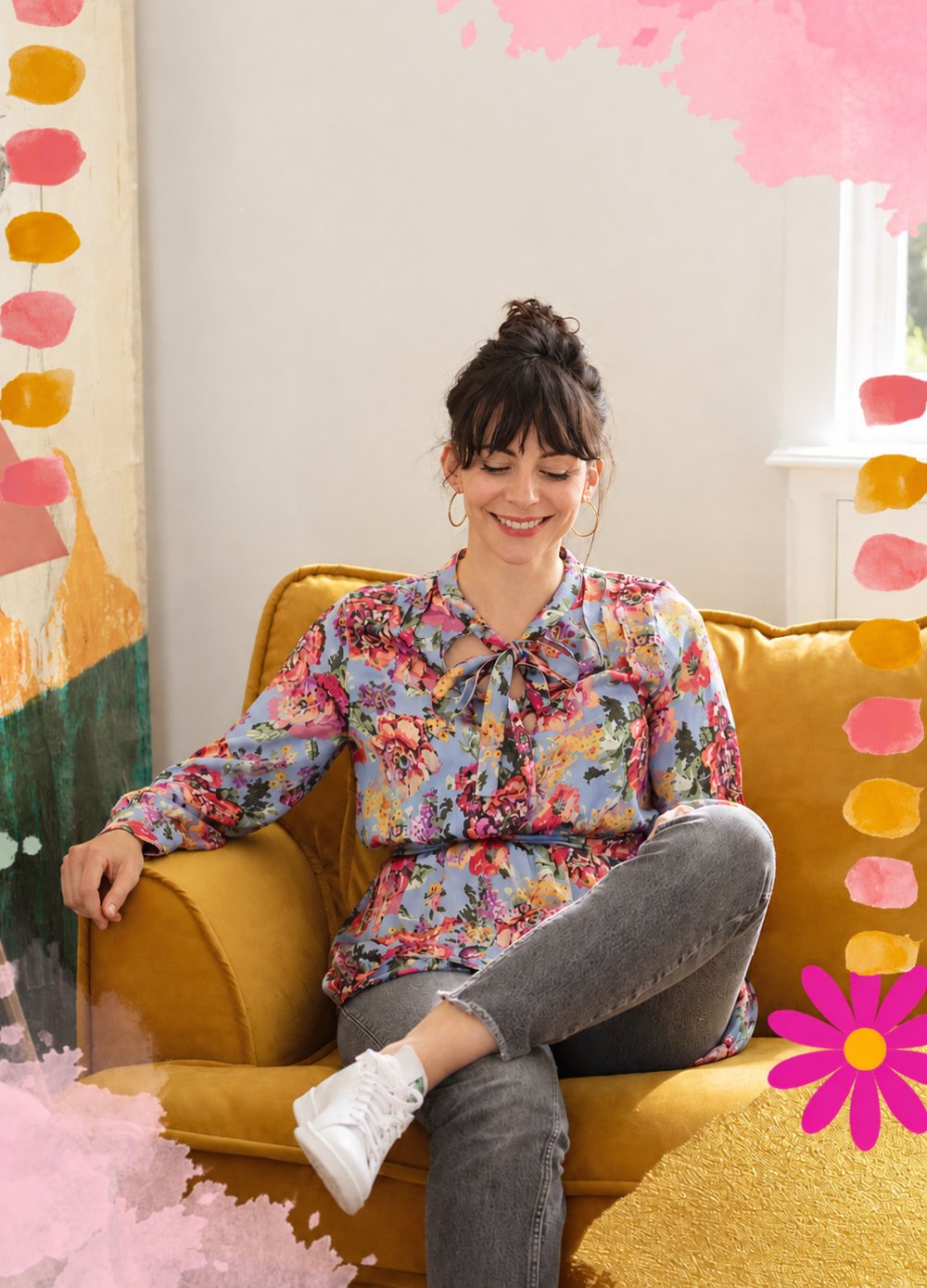 Maud Simon, souriante, assise sur un canapé jaune